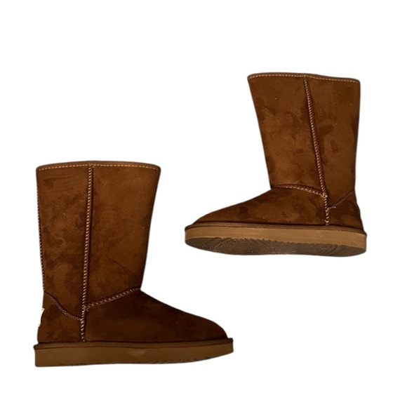 NIB UGG Classic Short boot in camel - Picture 4 of 9